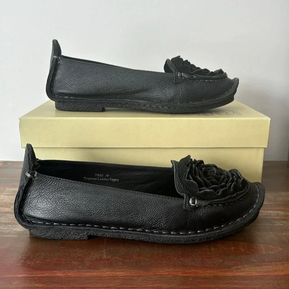 L’Artiste by Spring Step Women's Dezi Flat black leather slip on shoe si… - Picture 1 of 8